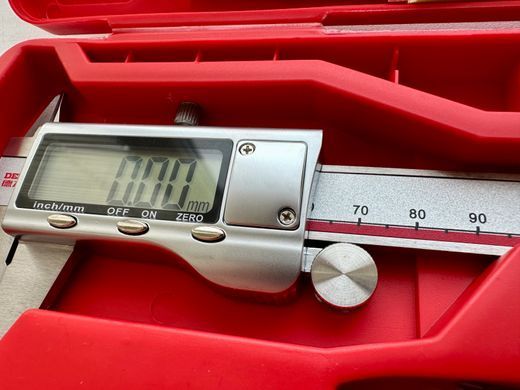 Штангенциркуль цифровой Delixi 300 мм. металический