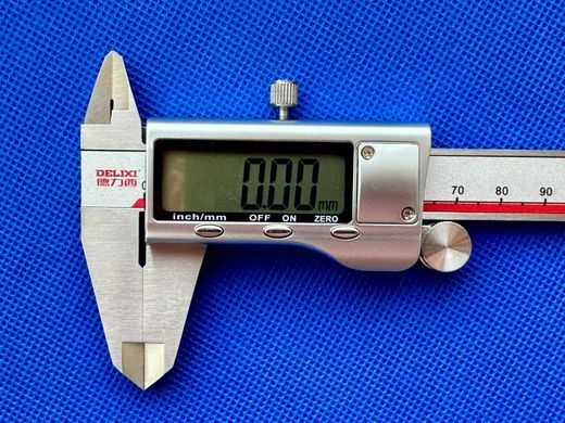 Штангенциркуль цифровой Delixi 300 мм. металический